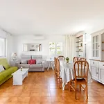 Apartment Great With View Montjoi